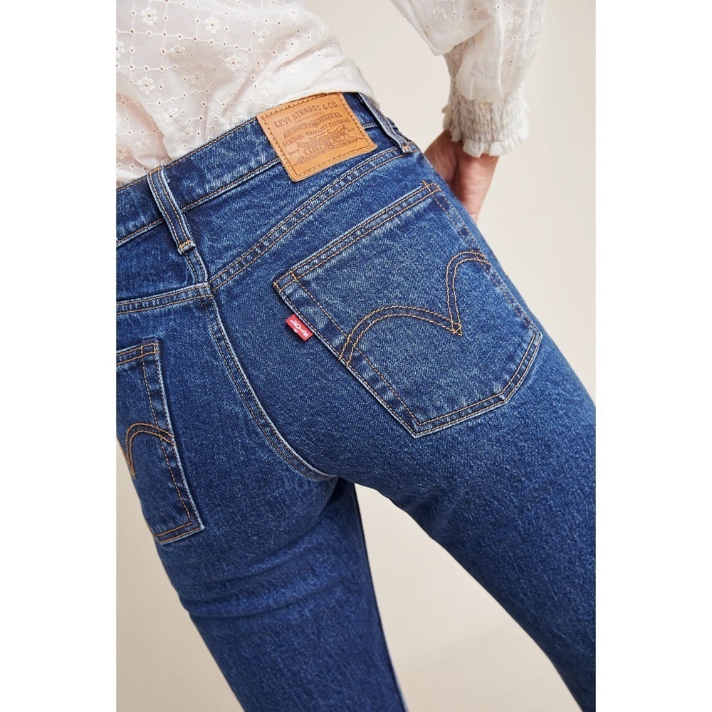 LEVI’S Wedgie Straight Jeans High Rise Button Fly in Below The Belt Size 26